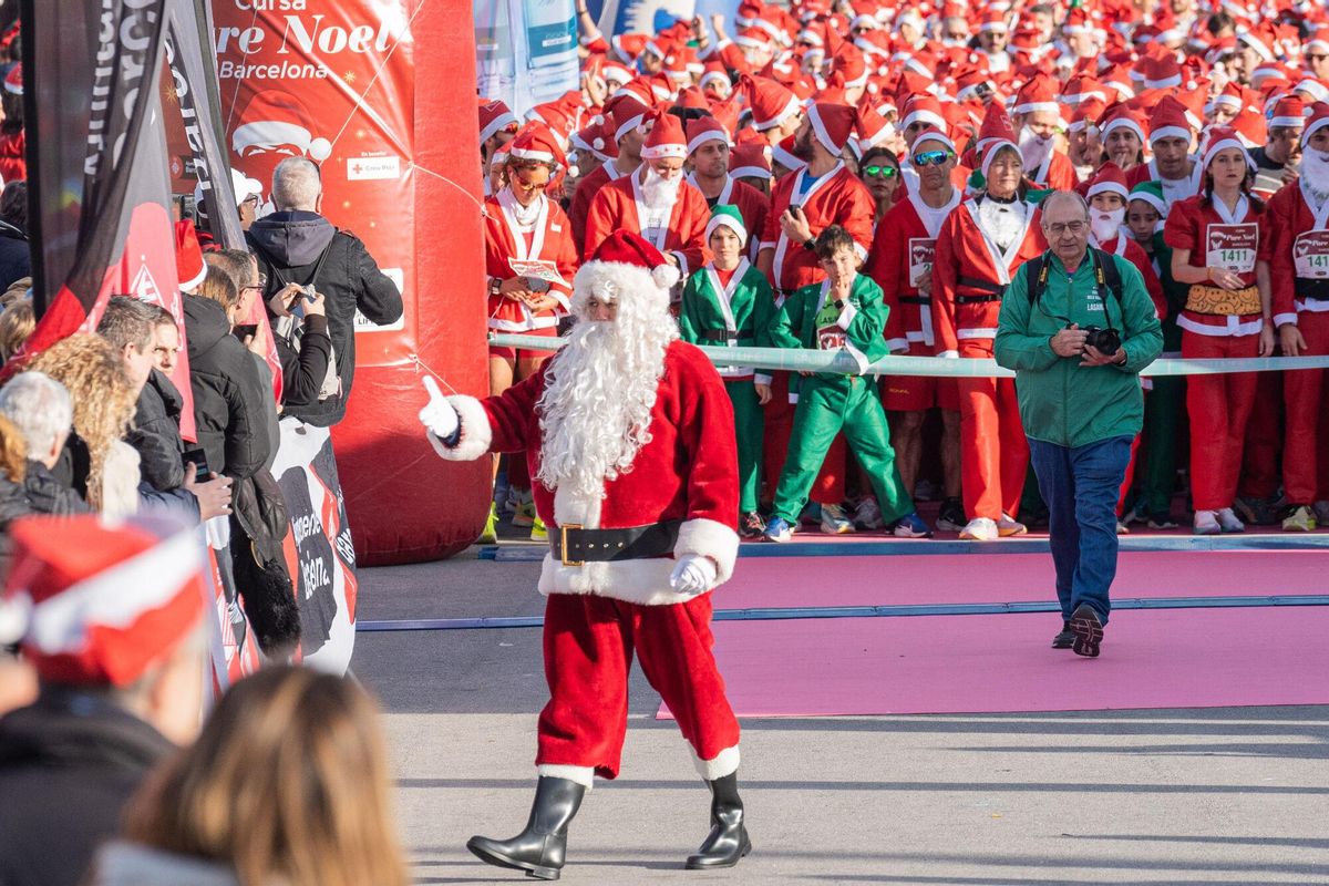 Cientos de Santa Claus corren por Barcelona en la primera Cursa del Pare Noel