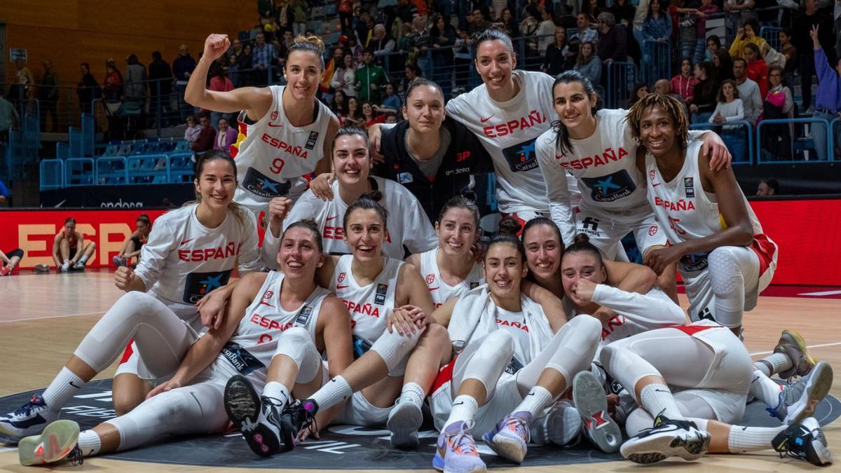 Las jugadoras celebran la clasificación en el pabellón Carolina Marín. |  // JULIÁN PÉREZ