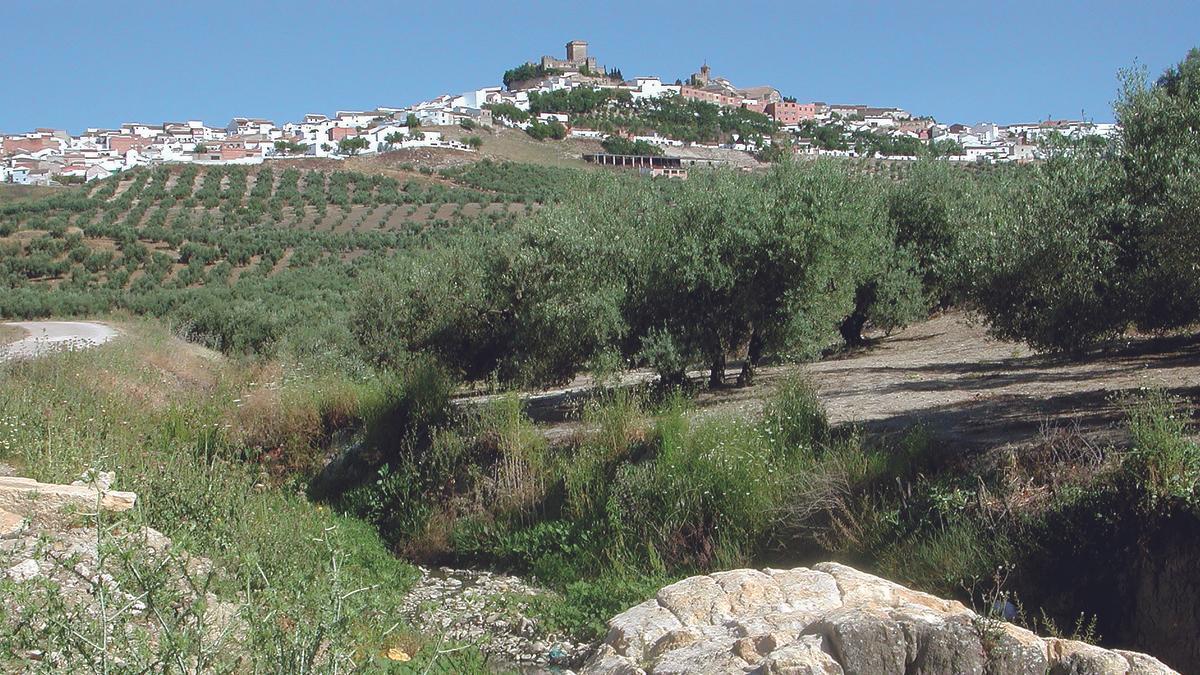 ESPEJO, DESDE LA VARIANTE DEL CAMINO MOZÁRABE, CON LOS RESTOS DE UN PUENTE ROMANO.