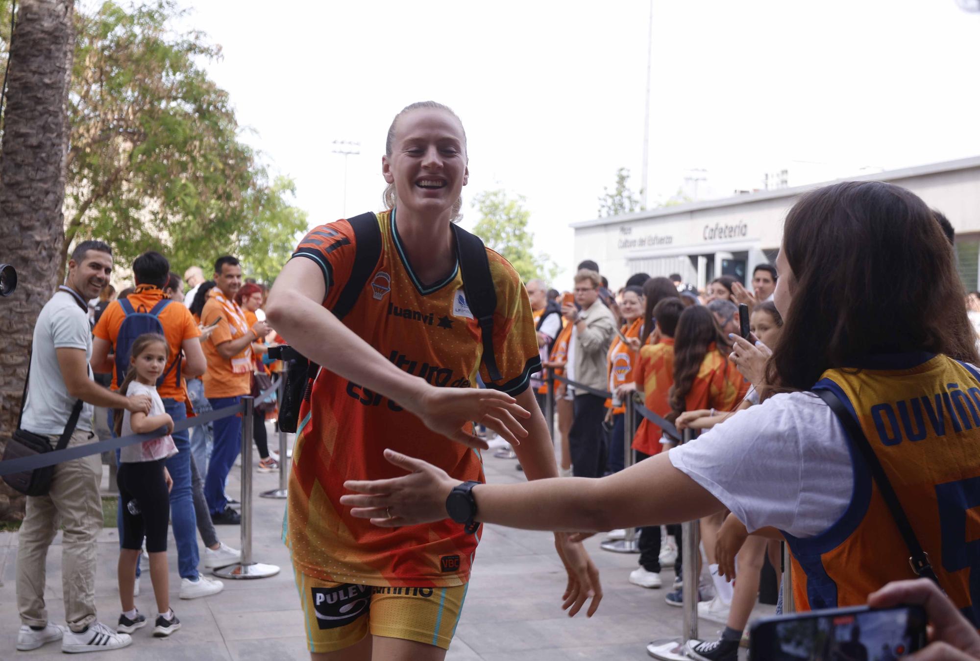 Así fue el recibimiento de los aficionados de Valencia Basket  antes de enfrentarse al  Perfumerías