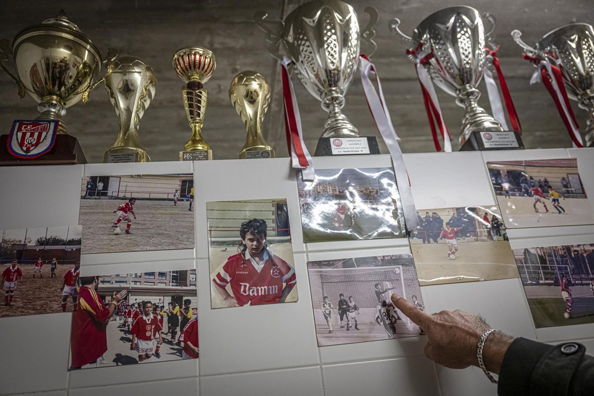 Entrenamiento del primer equipo de fútbol femenino que se crea en el barrio de La Mina