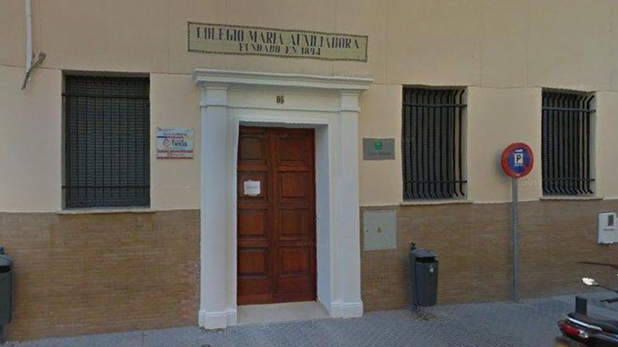 Unos abuelos logran matricular a su nieto en un colegio tras dormir dos días en la puerta