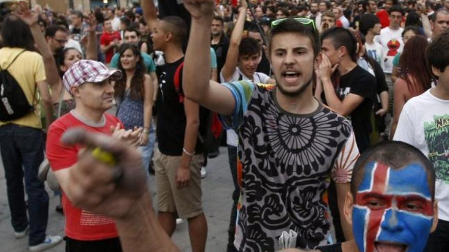 Participantes en la manifestación del sábado en Valencia que irrumpieron en la plaza del Ayuntamiento.