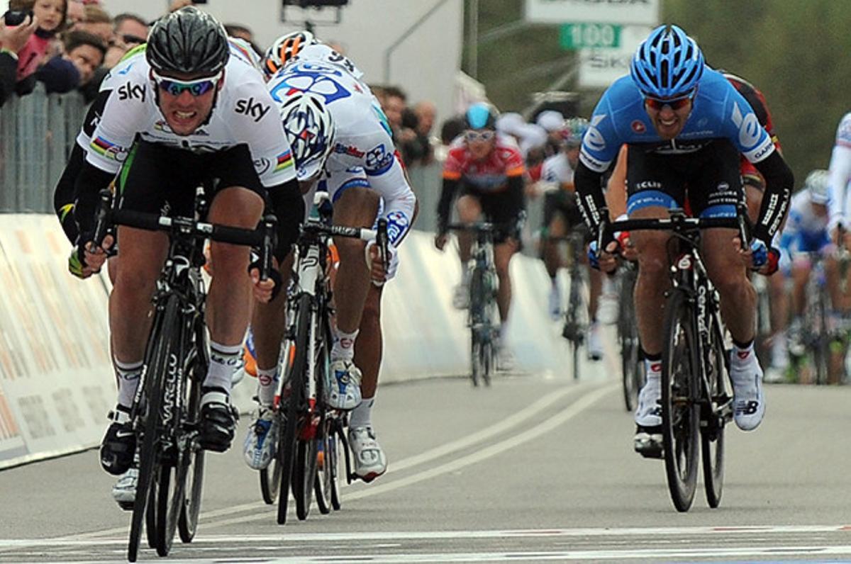 El britànic Mark Cavendish (esquerra) travessa la meta i es proclama guanyador de la segona etapa del Giro d’Itàlia, a Herning (Dinamarca).