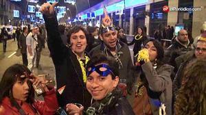 Barcelonins i turistes reben l’any 2012 a la plaça de Catalunya.