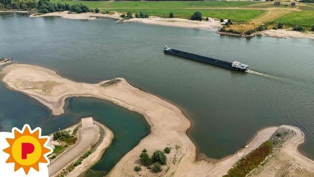 Un barco navega pel Rin a l’altura de Duisburg, el cabal del qual es troba en mínims històrics.