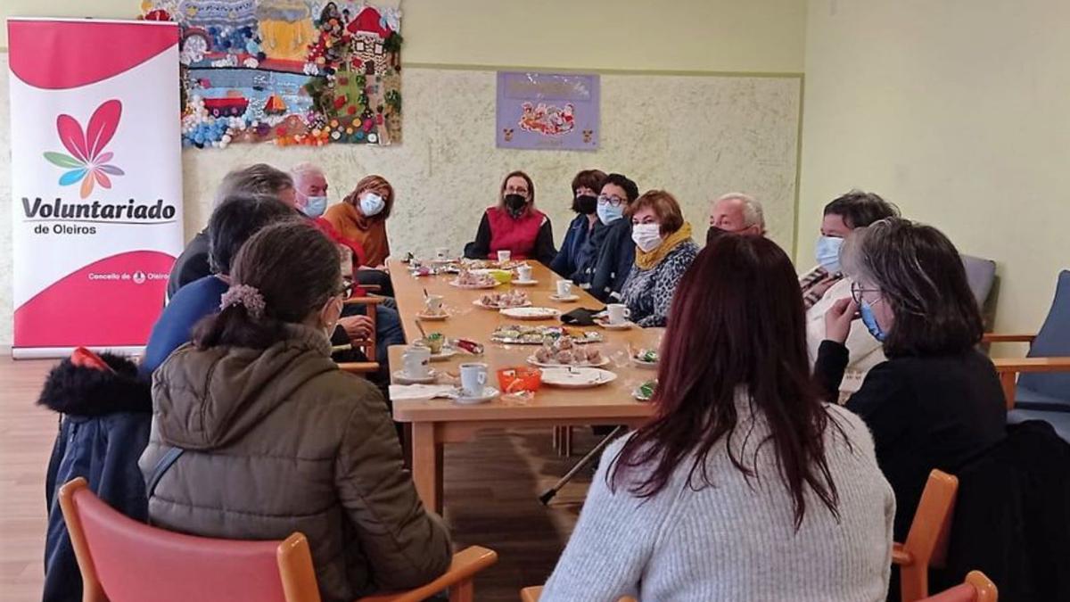 Reunión entre voluntarios e integrantes del programa.   | // L.O.