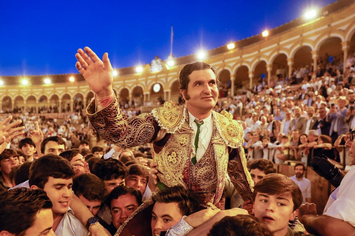 Morante sacado a hombros de La Maestranza.