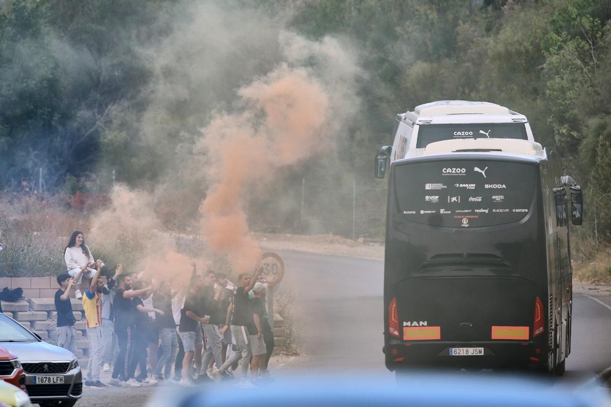 La afición despide al Valencia antes de la final en Elche