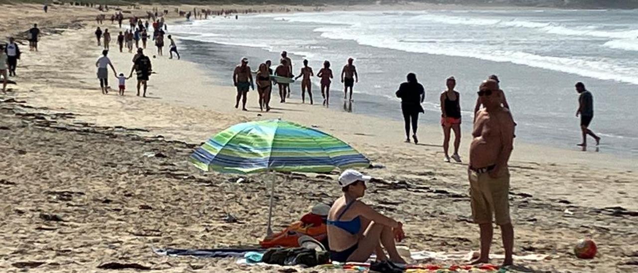 Usuarios en la playa grovense de A Lanzada, ayer.   | //  FDV