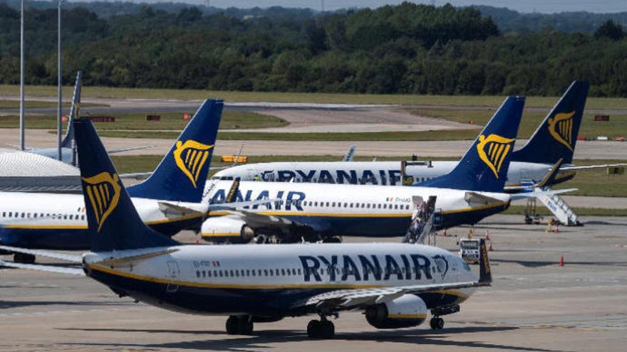 Varios aviones de Ryanair.