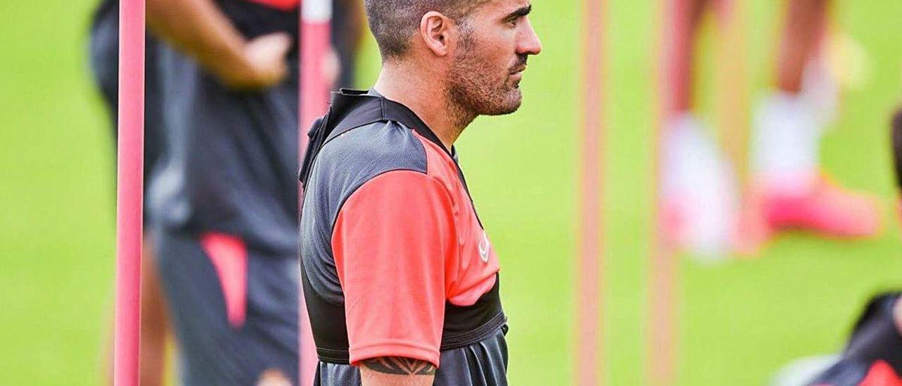 Carlos Carmona, durante el entrenamiento de ayer en Mareo.