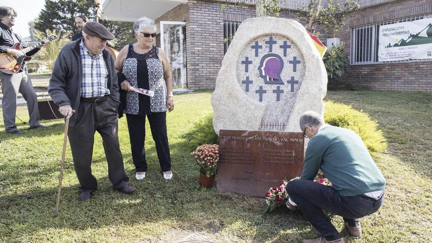 El alcalde de Nigrán, Juan González, deposita las flores, ante la mirada de Pilar González y Generoso Valverde, familiares de dos de los fusilados. // Cristina Graña