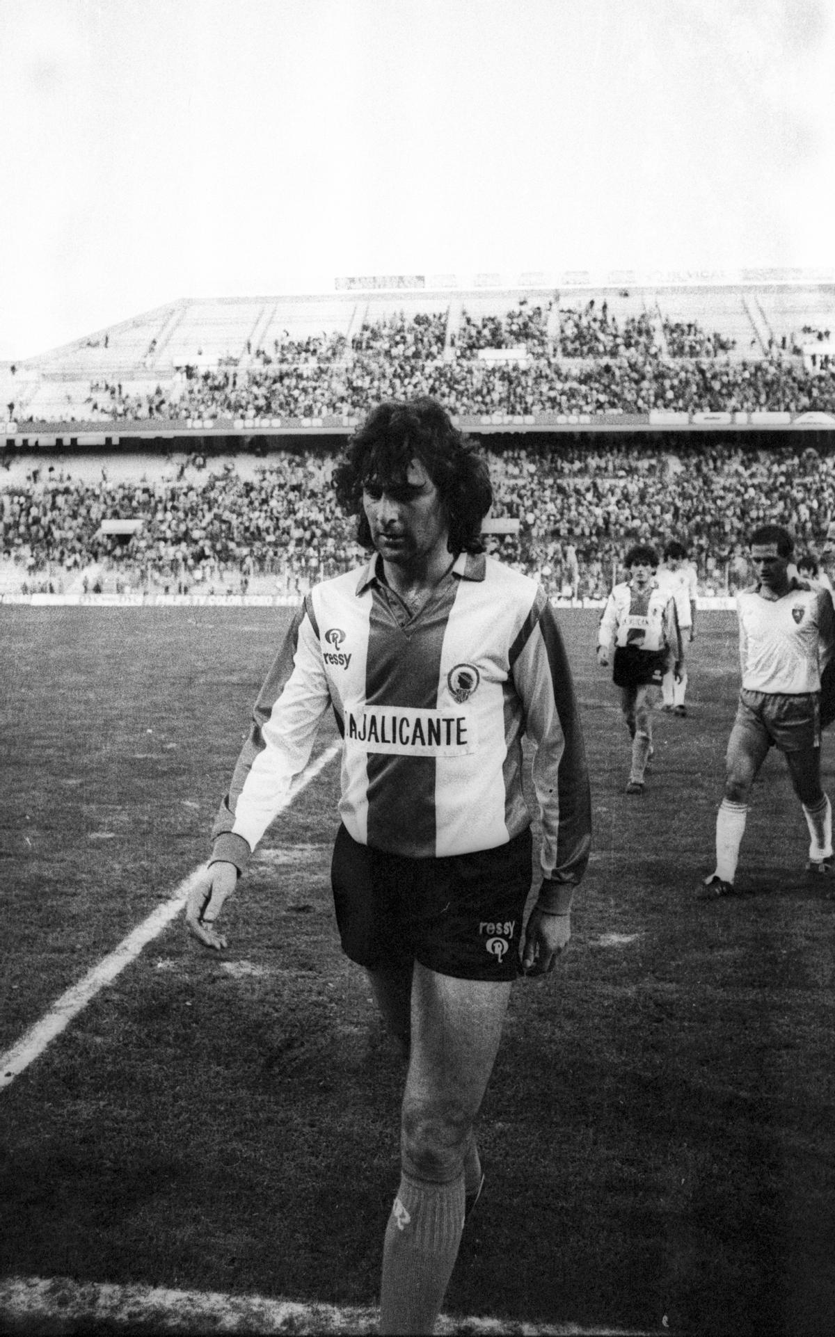 Debut de Kempes con el Hércules, en diciembre de 1984, en un partido en el Rico Pérez, la temporada que coincidió con Sanabria en Alicante.