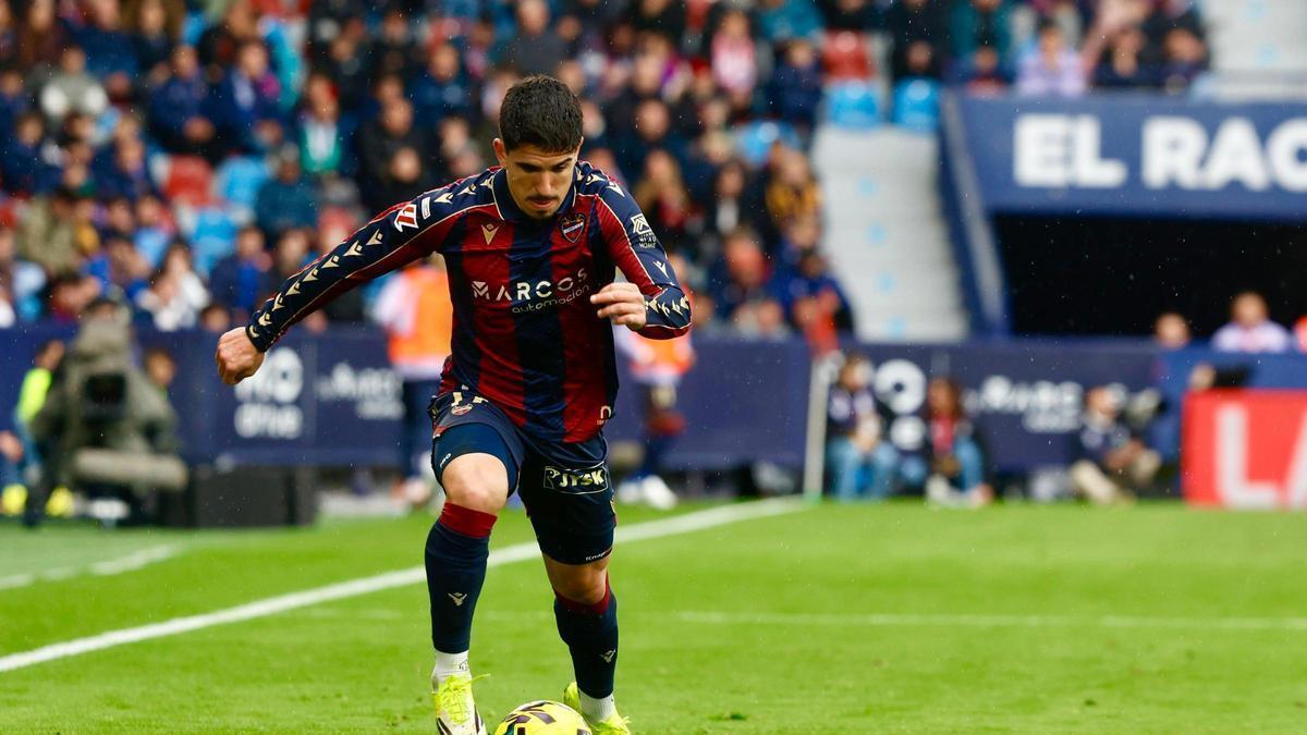 Víctor García por banda.