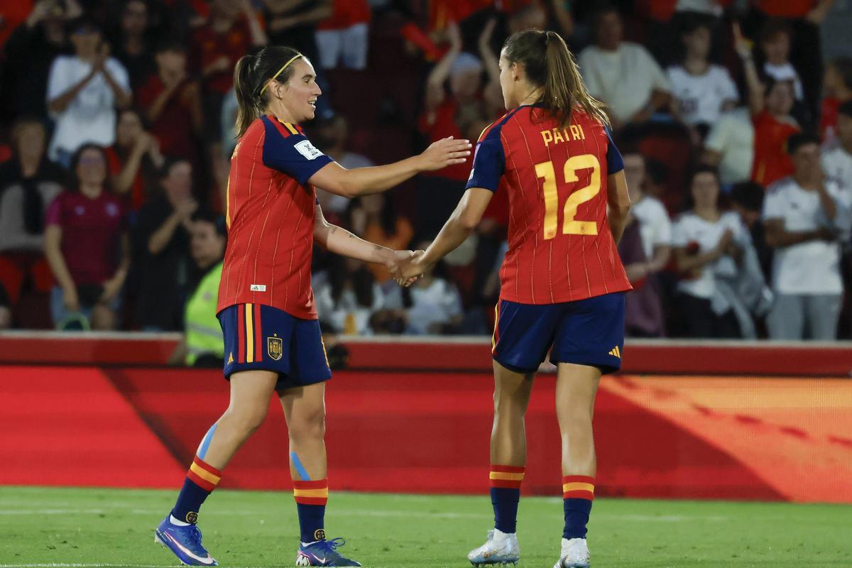 Mariona felicita a Patri por su gol ante Inglaterra.