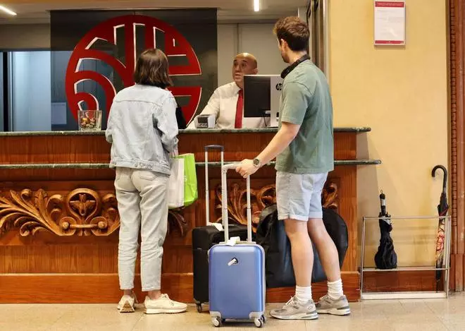 Los hoteles apuestan por las cuatro estrellas frente a los pisos turísticos