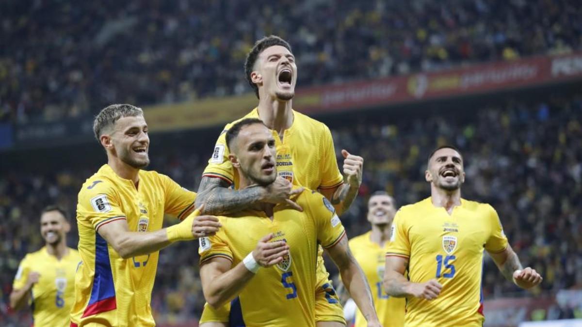 BUCHAREST (Romania), 12/10/2025.- Romania's Virgil Ghita (C) celebrates with teammates after scoring the 1-0 goal during the 2026 FIFA World Cup European Qualifiers Group H match between Romania and Austria in Bucharest, Romania, 12 October 2025. (Mundial de Fútbol, RumanÃa, Bucarest) EFE/EPA/ROBERT GHEMENT