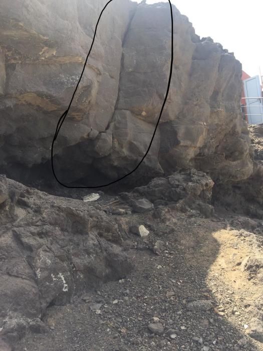 Cae una ladera junto a la playa del Agujero, en Gáldar