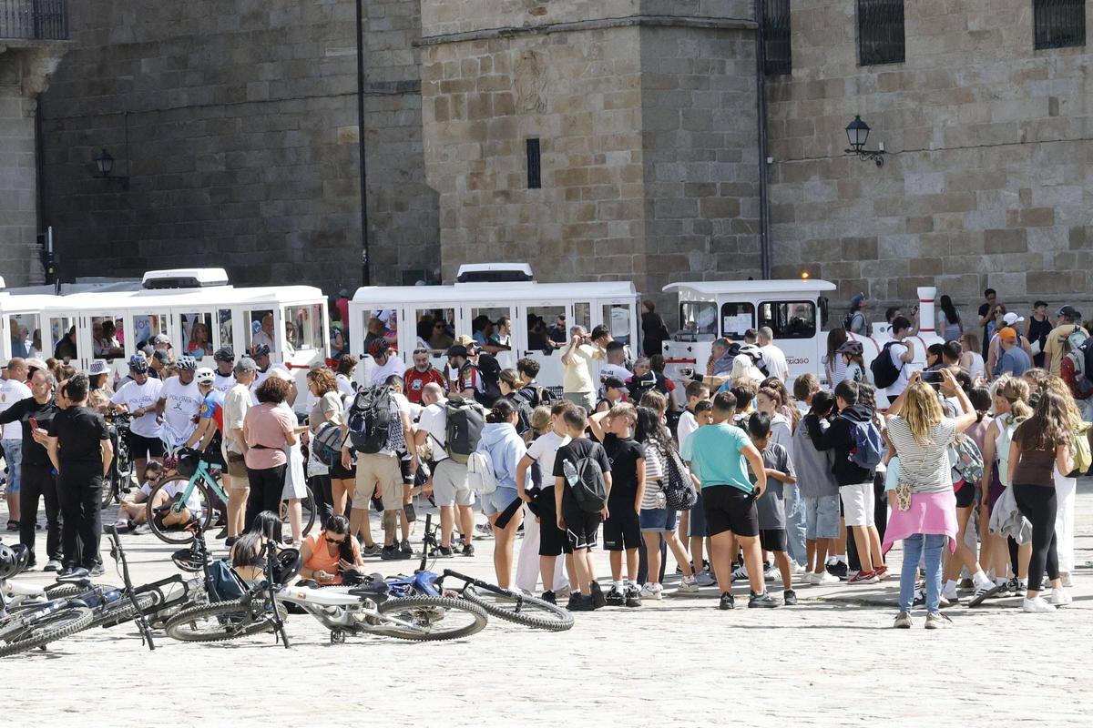 Turistas en la Praza do Obradoiro el pasado viernes