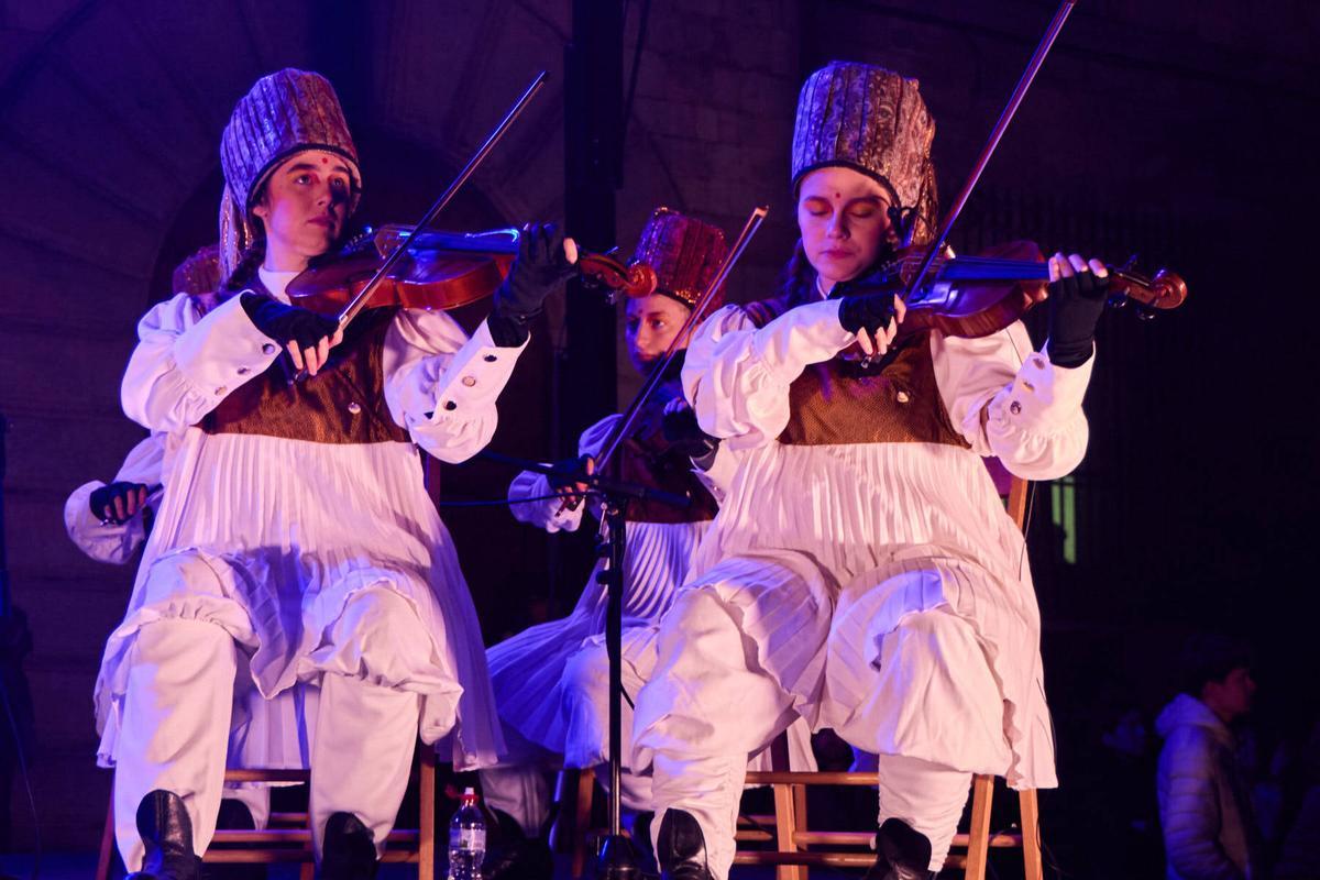 Les fotos de l'encesa de l’Estel d’Orient a la façana de la Catedral de Girona