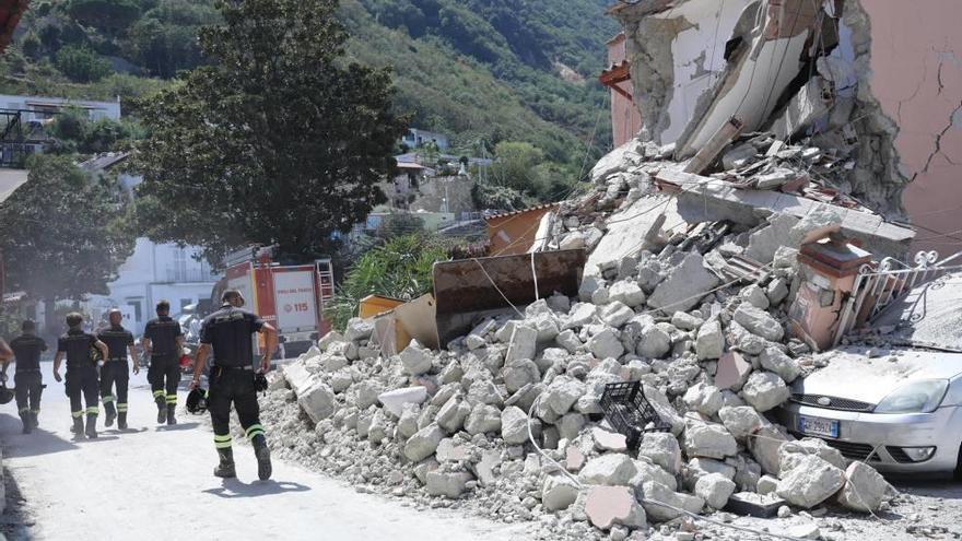 Una casa derruida tras el terremoto que sacudió el lunes por la noche la isla de Ischia en Italia.
