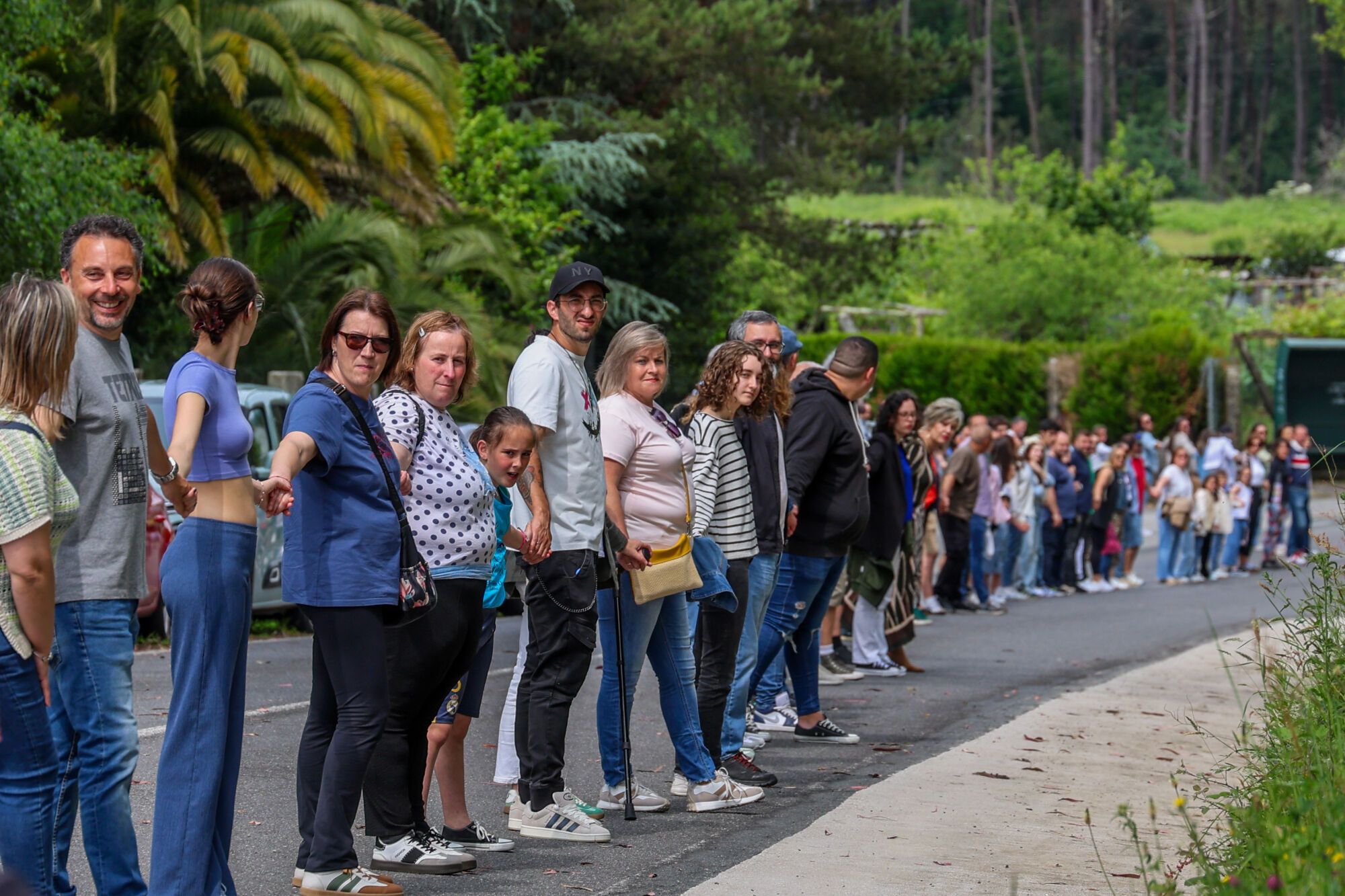 Medio millar de personas se unieron a la cadena humana.