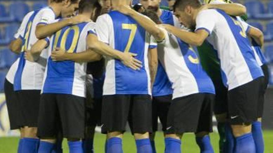 Los jugadores del Hércules se conjuran antes de iniciar su partido contra el Ebro en el Rico Pérez.