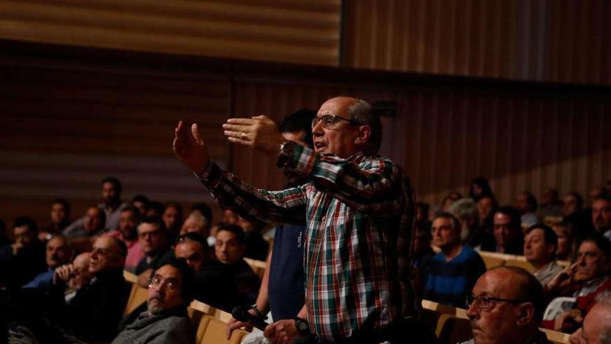 Intervención del exjefe de paso del &quot;Cinco de Copas&quot;, Federico de los Ríos, en la asamblea de ayer.