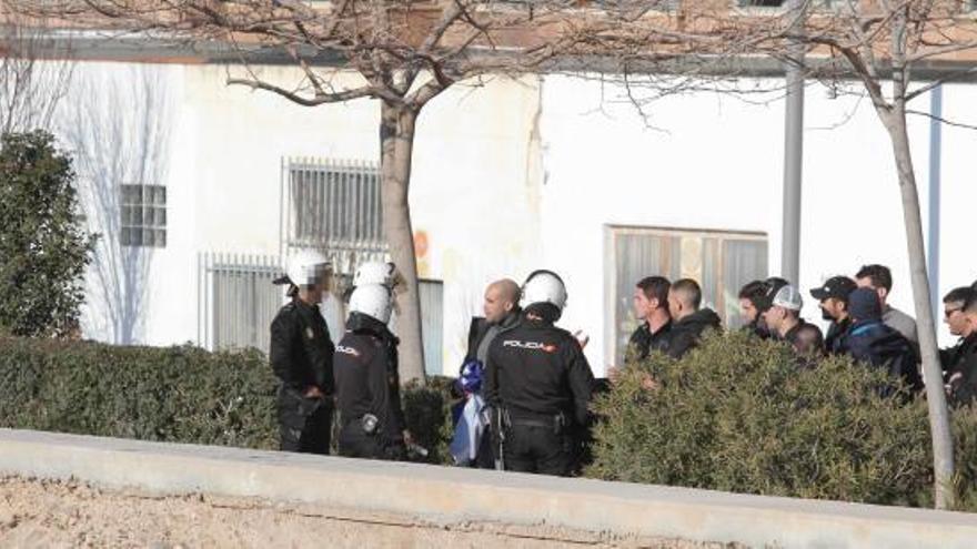 La Policía interviene en una pelea antes del Cartagena-Marbella.