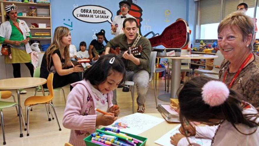 Ismael Serrano llevó ayer sonrisas musicales a los niños de Son Dureta.