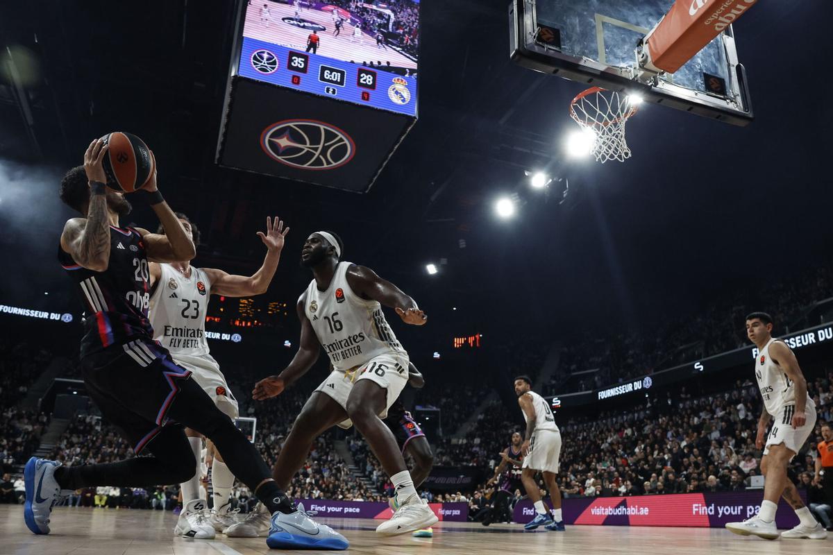 PARÍS (Francia), 27/01/2026.- Jeremy Morgan (i), del Paris Basket, en acción contra Usman Garuba (d) y Sergio Llull (c), del Real Madrid, durante el partido de la Euroliga de baloncesto entre el Paris Basketball y el Real Madrid, en París, Francia, el 27 de enero de 2026. (Baloncesto, Euroliga, Francia) EFE/EPA/MOHAMMED BADRA