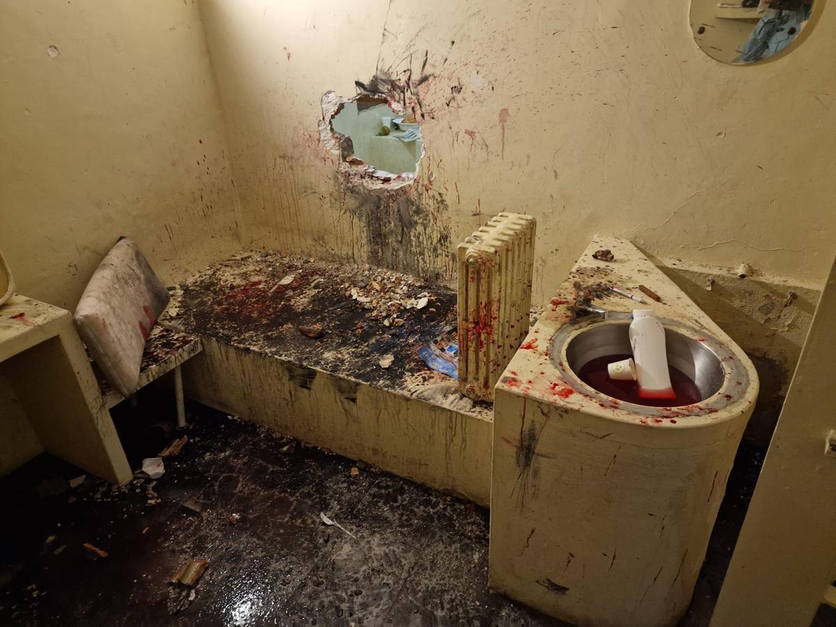 Un preso agujerea la pared de su celda en la cárcel de Lleida para atacar a otro.