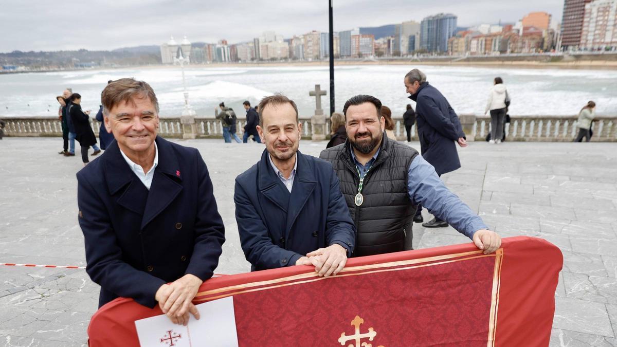 Los hermanos mayores de las cofradías de Gijón confían en una Semana Santa "de récord". Fotos de Marcos León.