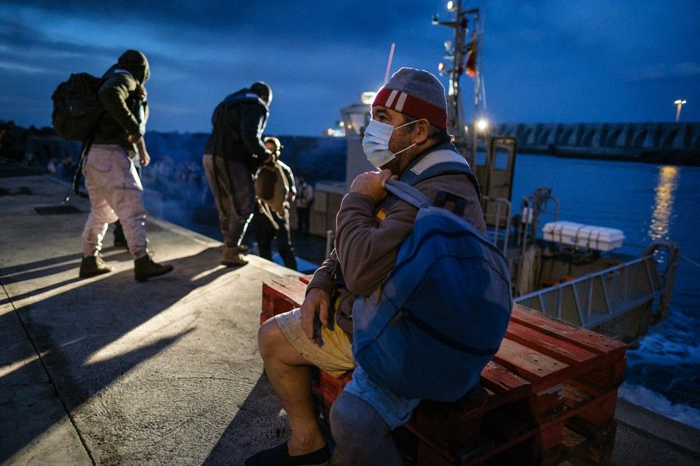 Traslado de agricultores de La Palma en una embarcación de la Armada Española durante la erupción del volcán