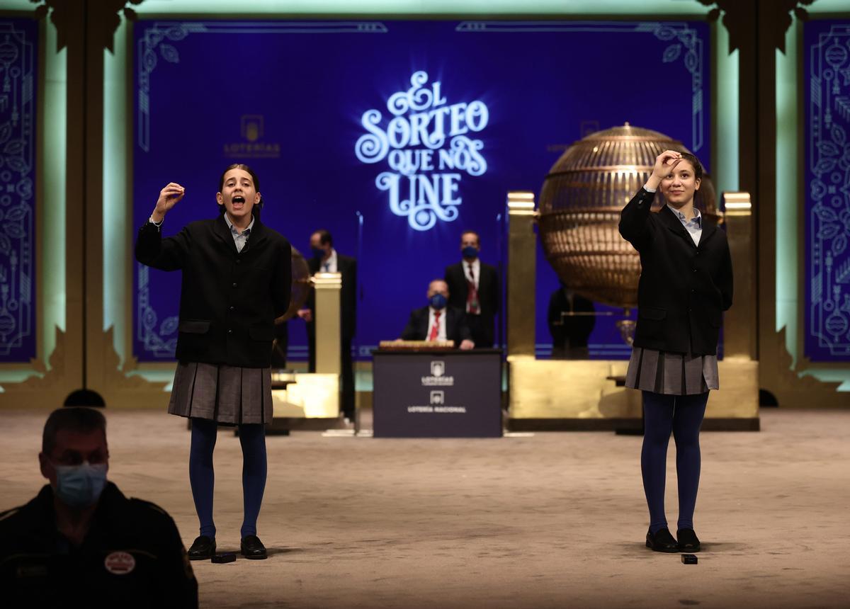 Archivo - Dos de las niñas de la residencia de San Ildefonso, posan minutos después de cantar un premio durante la celebración del Sorteo Extraordinario de la Lotería de Navidad 2021 en el Teatro Real de Madrid, a 22 de diciembre de 2021, en Madrid, (Espa Archivo - Dos de las niñas de la residencia de San Ildefonso, posan minutos después de cantar un premio durante la celebración del Sorteo Extraordinario de la Lotería de Navidad 2021 en el Teatro Real de Madrid, a 22 de diciembre de 2021, en Madrid, (Espa