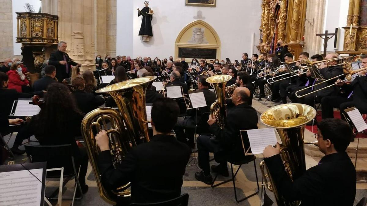 La Unión Musical de Pozuelo interpreta una marcha de Rivas en San Julián. | M. J. C.