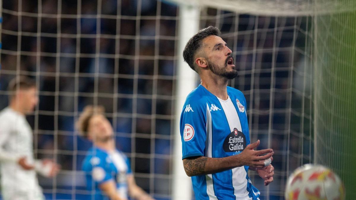 Quiles se lamenta ayer después de una oportunidad en el partido contra el Córdoba. |  // CASTELEIRO / ROLLER AGENCIA