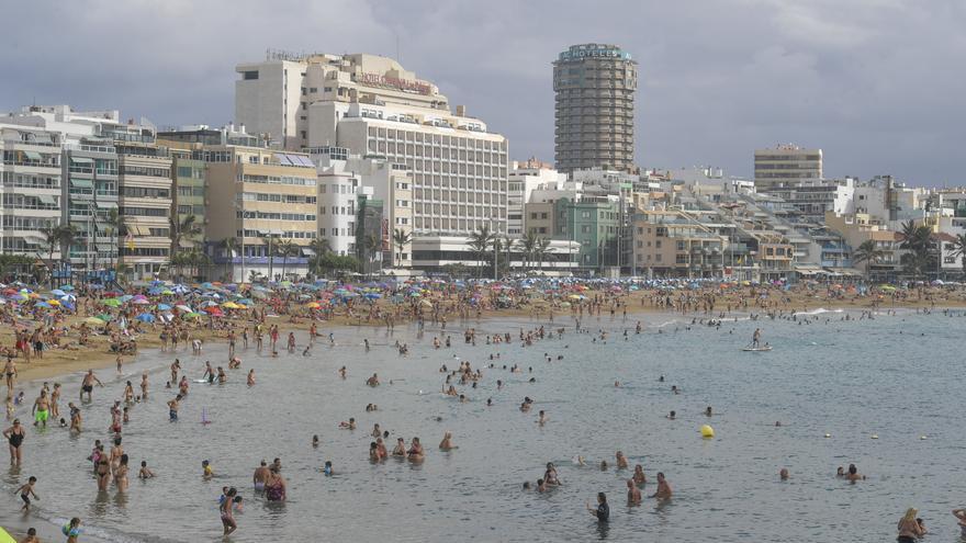 Reabierta al baño la zona del Reina Isabel en Las Canteras tras un episodio de bacterias fecales