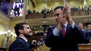 Pablo Casado y Pedro Sánchez, el pasado martes en el Congreso tras la votación de investidura.