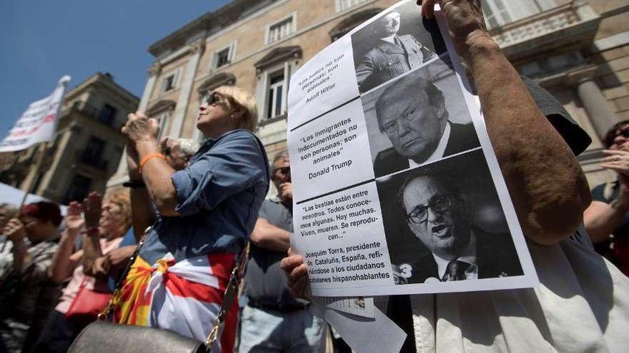 TABARNIA CONTRA TORRA. Cientos de personas se reunieron ayer ante el Palacio de la Generalitat, convocados por la Coordinadora Tabarnia para rechazar al presidente de la Generalitat, Quim Torra, al que tachan de nazi. // Efe