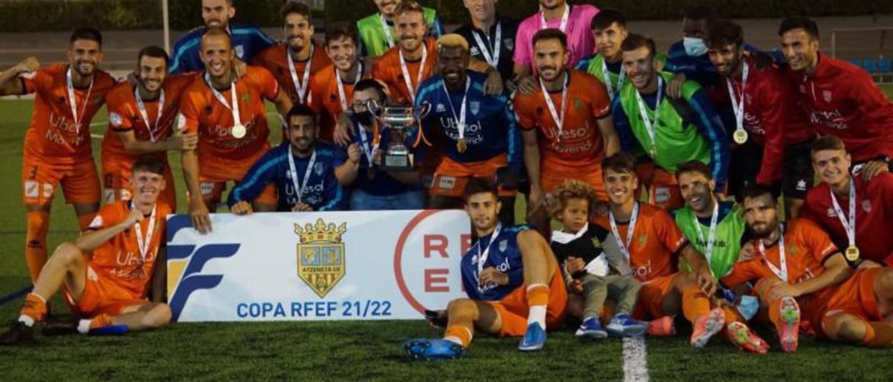 Los jugadores entrenados por Abel Buades celebran la última victoria en Copa del Rey. | LEVANTE-EMV