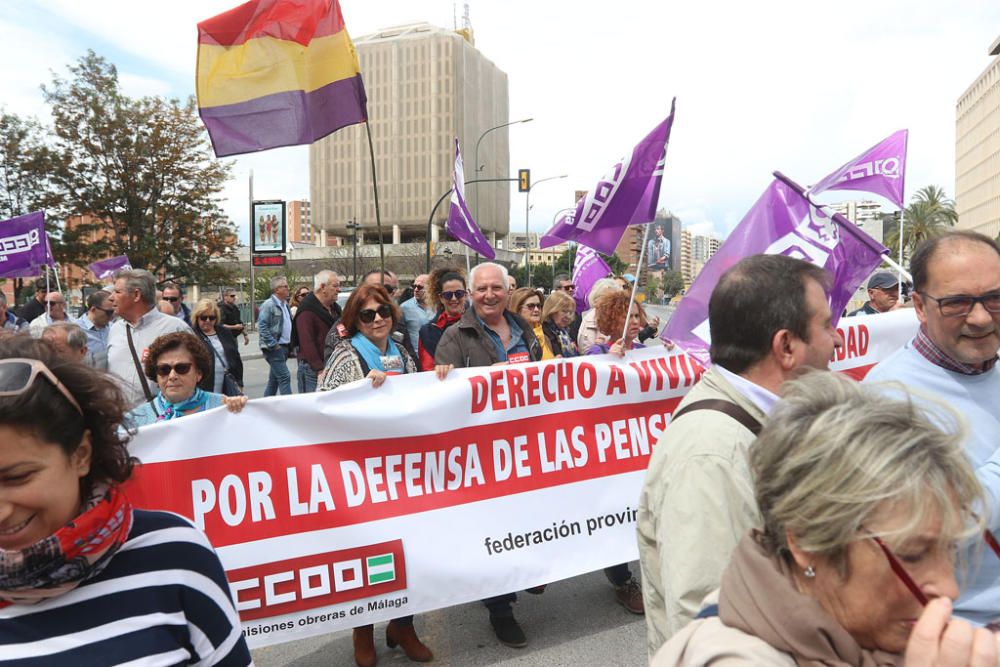 Miles de personas participan en la marcha convocada por los sindicatos para este martes, Día Internacional del Trabajo