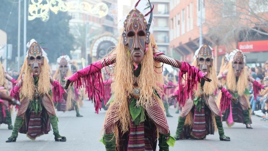 Vídeo: El Desfile Internacional de Animación llena de color y ambiente las calles Castelló