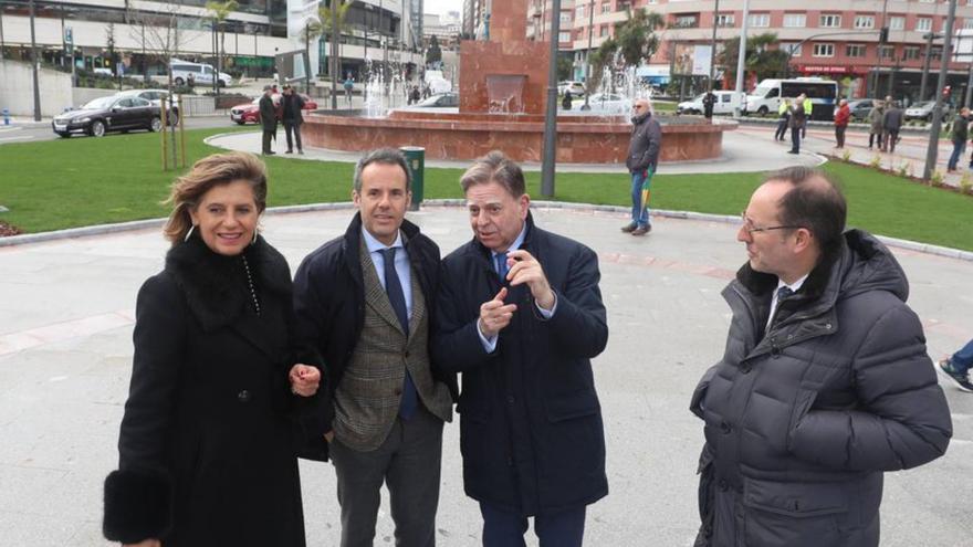 El Alcalde, con varios miembros de la corporación, en la nueva plaza de la Cruz Roja; | LUISMA MURIAS/ JUAN PLAZA