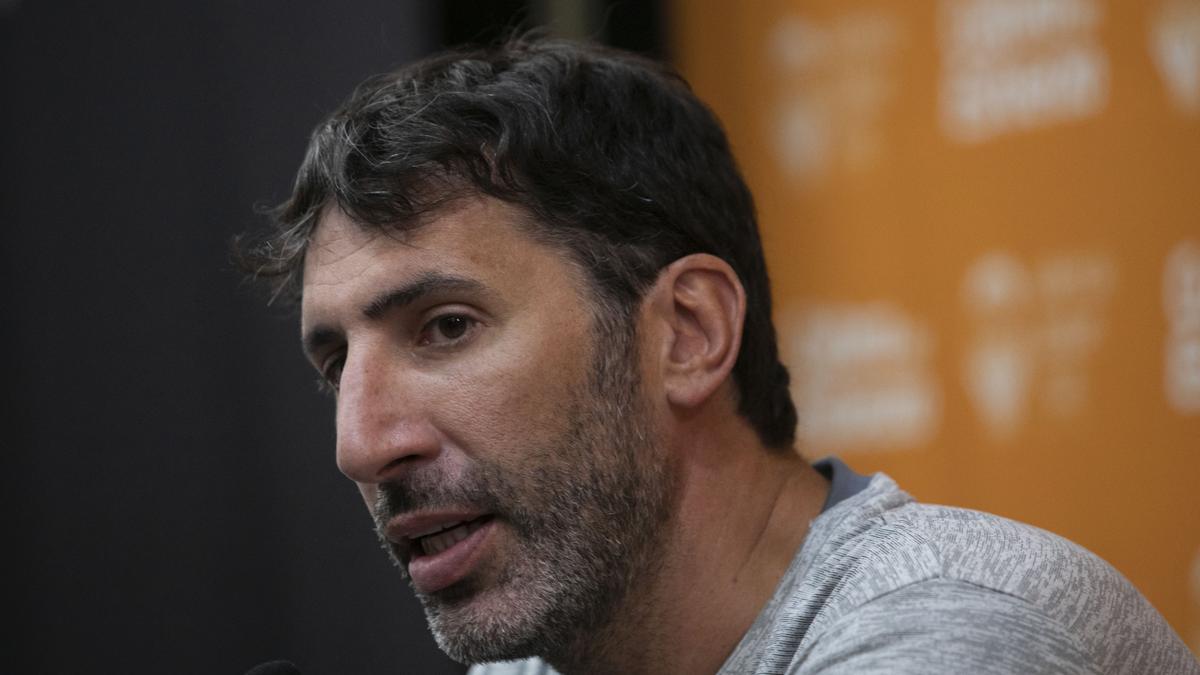 Álex Mumbrú, entrenador del Valencia Basket en rueda de prensa