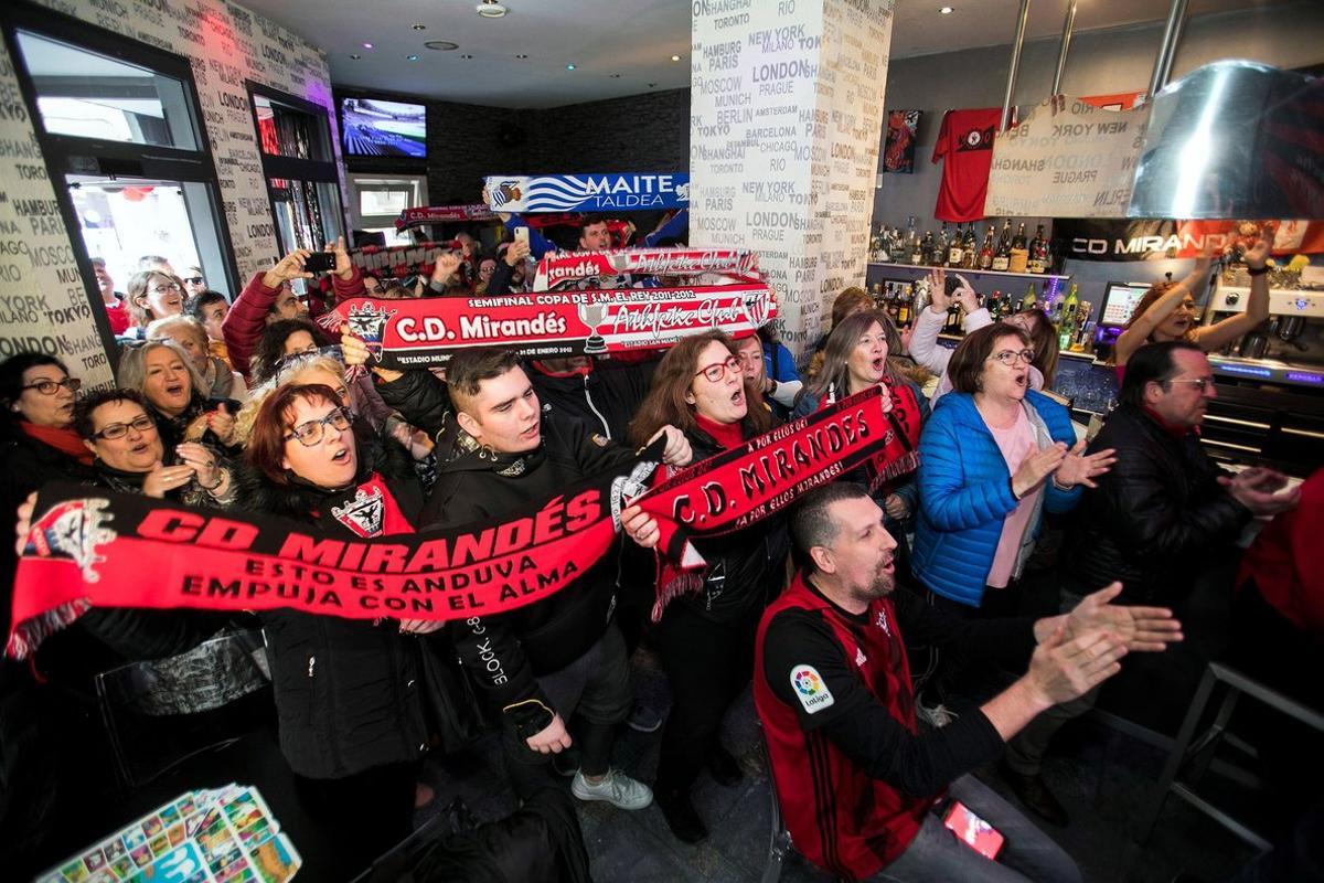 GRAF6412. BURGOS, 07/02/2020.- Aficionados del Mirandés y de la Real Sociedad siguen este viernes el sorteo de emparejamientos de las seminfinales de la Copa del Rey en que se anunció que el Mirandés se enfrentará a la Real Sociedad la semana del 10 al 16 de febrero, después de que el conjunto burgalés se impusiera al Villarreal el pasado miércoles en los cuartos de final de la competición. EFE/ Santi Otero