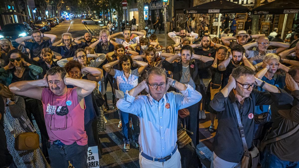 El ruido tensiona Enric Granados: 1.695 vecinos, 1.324 sillas.
Una protesta silenciosa (a ratos) denuncia el ruido que las terrazas causan en esa calle que, aunque sin apenas tráfico, vive en permanente tensión.