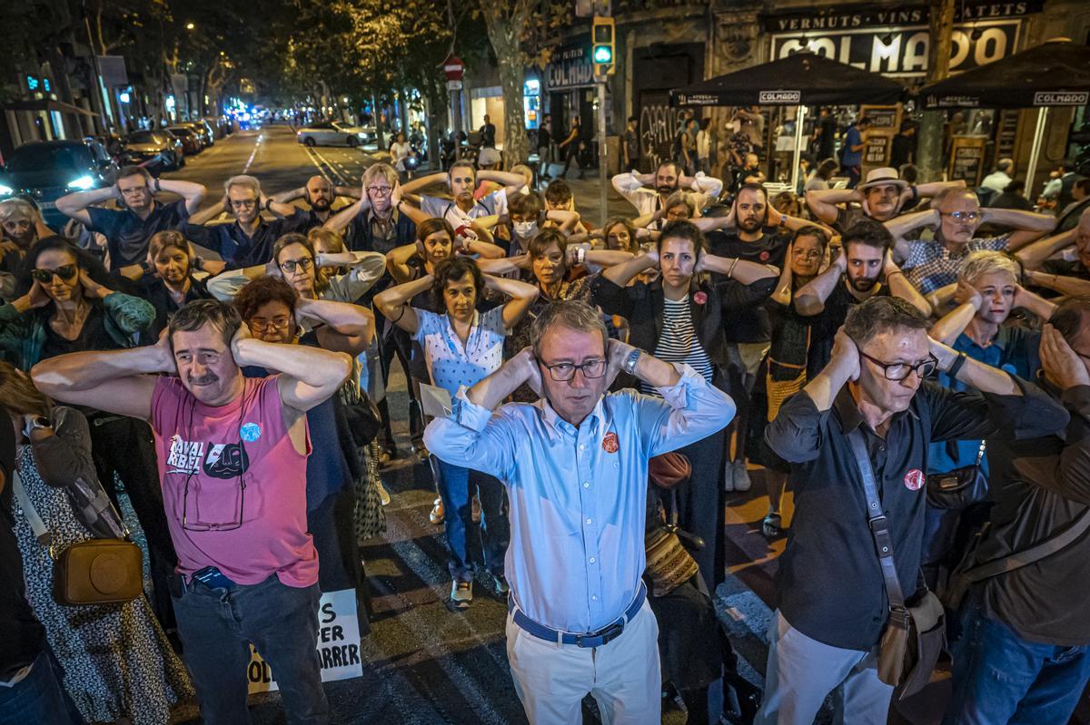 El ruido tensiona Enric Granados: 1.695 vecinos, 1.324 sillas.
Una protesta silenciosa (a ratos) denuncia el ruido que las terrazas causan en esa calle que, aunque sin apenas tráfico, vive en permanente tensión.