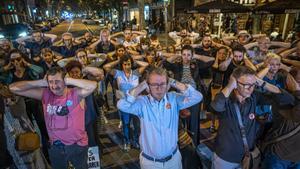 El ruido tensiona Enric Granados: 1.695 vecinos, 1.324 sillas.
Una protesta silenciosa (a ratos) denuncia el ruido que las terrazas causan en esa calle que, aunque sin apenas tráfico, vive en permanente tensión.